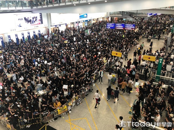 ▲香港機場有許多黑衣人聚集。（圖／記者蔡儀潔攝）