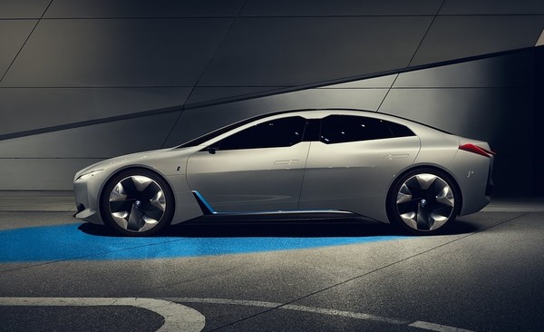 BMW最新電動車i4進入道路實測　2021年量產正式對決特斯拉Model 3（圖／翻攝自BMW）