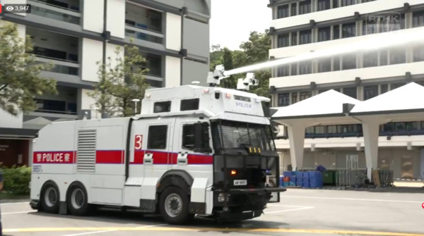 ▲港警向外界展示水炮車。（圖／翻攝RTHK香港電台視像新聞）