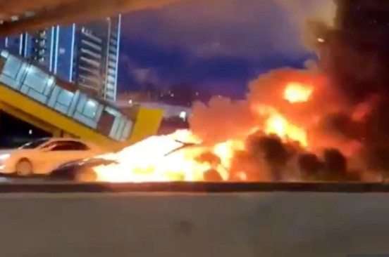 ▲莫斯科發生一起特斯拉撞車後變火球意外。（圖／翻攝自IG／VK）