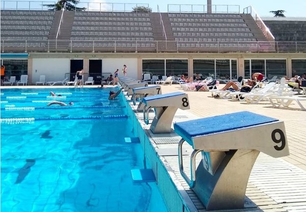 ▲Piscines Picornell游泳中心是巴塞隆納第一家為裸體主義者專門開放的泳池。（圖／翻攝自臉書／Piscines Bernat Picornell）