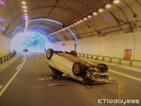 ▲▼超車不成撞護欄！大湖隧道180度翻車。（圖／記者孫于珊翻攝）