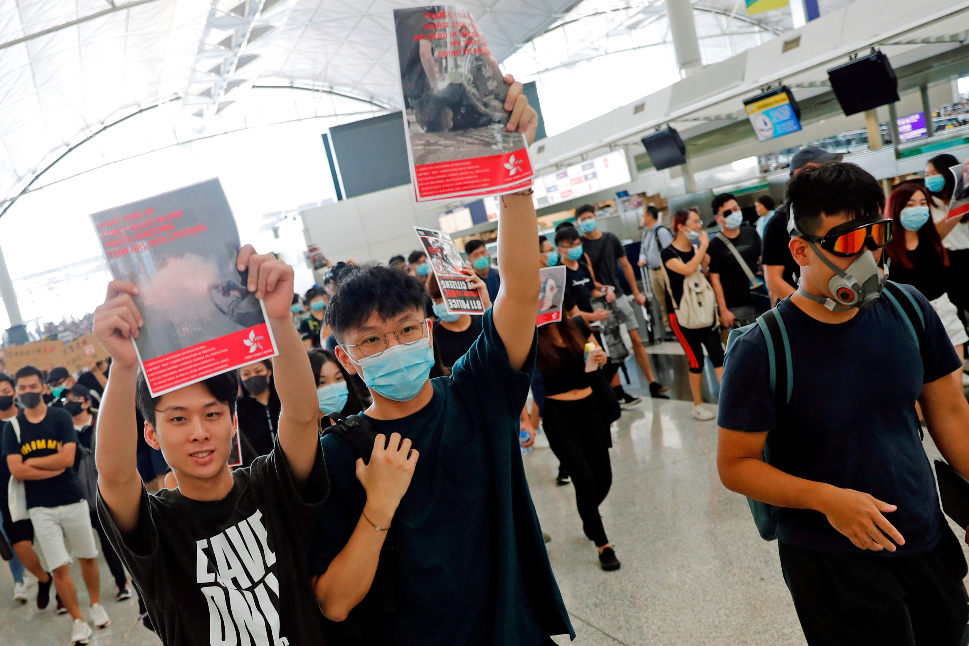 ▲▼香港機場12日下午被示威者佔領。（圖／路透）