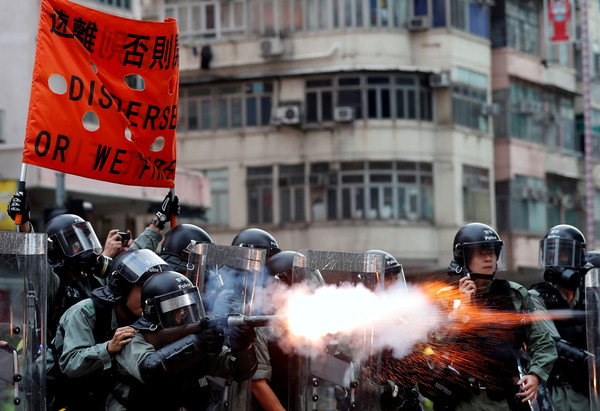 ▲▼香港警察發射催淚彈。（圖／路透）
