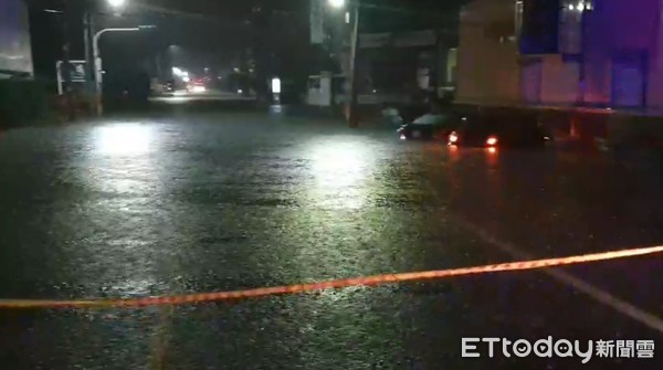 ▲台南市豪大雨，許多地區都淹水，造成許多車輛泡在水中，警方拉封鎖線封路以維護人車安全。（圖／記者林悅翻攝，下同）