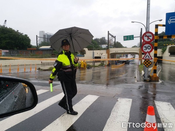 ▲台南市警方冒雨實施道路封鎖管制。（圖／記者林悅翻攝，下同）