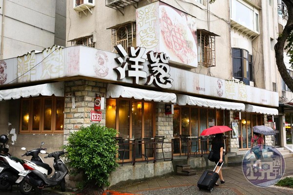 盧俊賢出身知名的台北天母洋蔥牛排餐廳，後來兄弟分家，由老二盧俊雄取得洋蔥商標權。