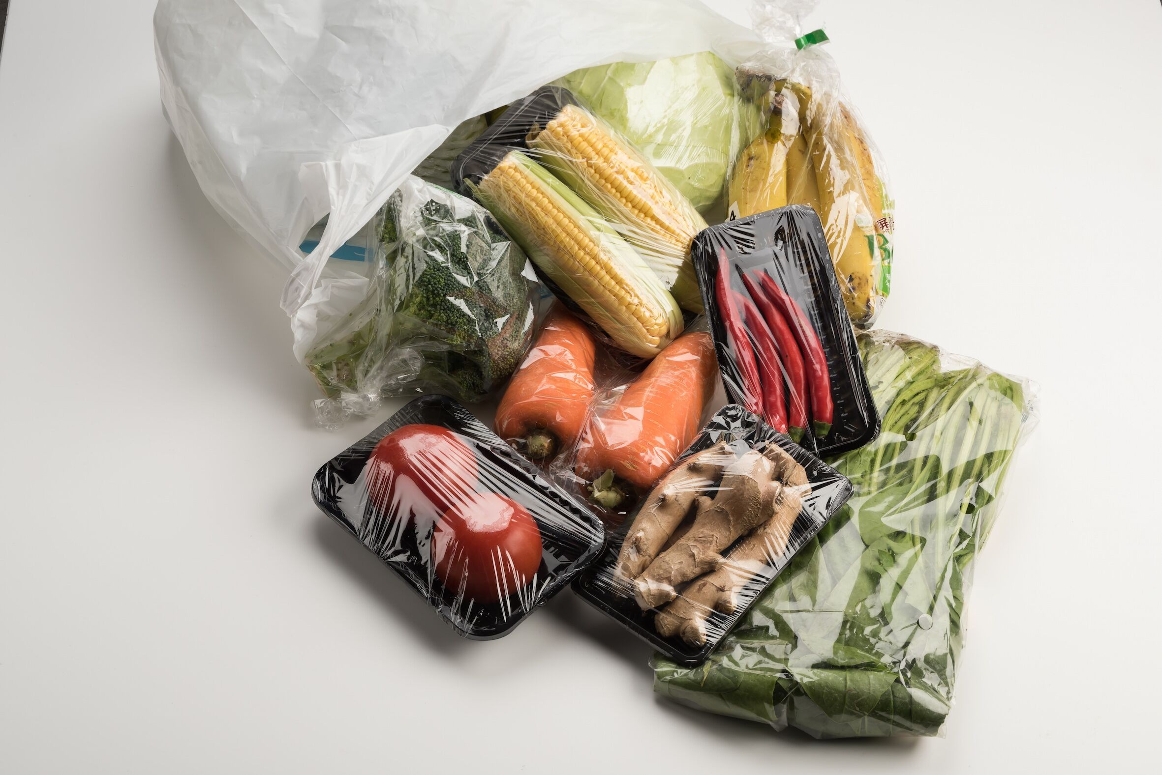 ▲▼綠色和平公布「你家超市垃圾有多少？」調查，結果顯示民眾每週可能買回超過2億2千多萬件的塑膠。（圖／綠色和平提供）