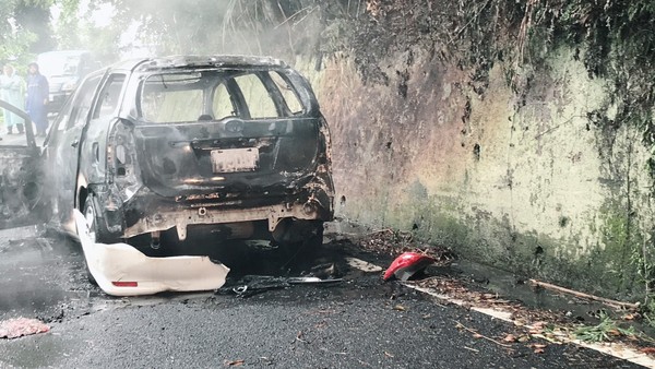 ▲行進休旅車突起火　他機警跳車...下一秒「整台車成火球」。（圖／翻攝）