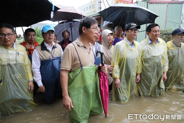 ▲行政院副院長陳其邁，在黃偉哲市長的陪同下，視察台南市中華醫事科大及三爺溪等淹水地區，陳其邁強調只要符合標準，都會一視同仁全力予以協助。（圖／記者林悅翻攝，下同）