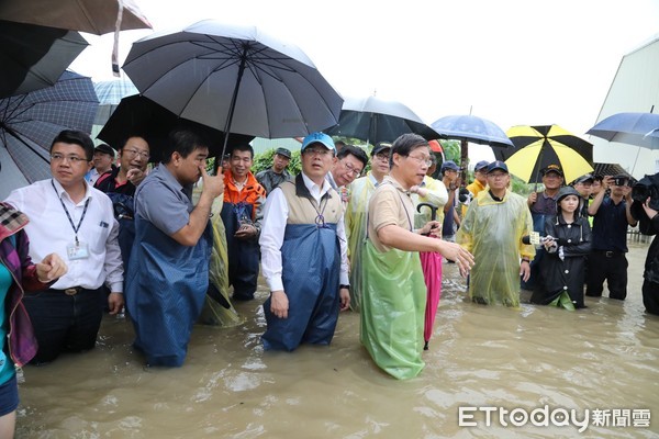 ▲行政院副院長陳其邁，在黃偉哲市長的陪同下，視察台南市中華醫事科大及三爺溪等淹水地區，陳其邁強調只要符合標準，都會一視同仁全力予以協助。（圖／記者林悅翻攝，下同）