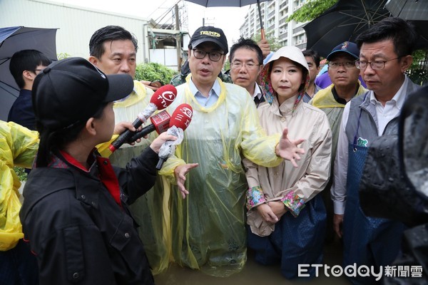 ▲行政院副院長陳其邁，在黃偉哲市長的陪同下，視察台南市中華醫事科大及三爺溪等淹水地區，陳其邁強調只要符合標準，都會一視同仁全力予以協助。（圖／記者林悅翻攝，下同）