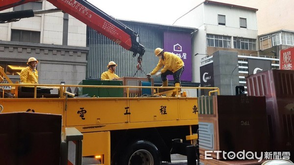 ▲台南地區大雷雨，一度造成台電台南區處服務範圍內3237戶停電，台電搶修人員漏夜連續搶修積極復電。（圖／記者林悅翻攝，下同）