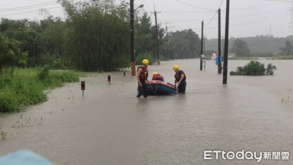 ▲▼台南轎車遭二仁溪溪水滅頂、沖走，高雄阿蓮區石安橋處尋獲。（圖／記者洪正達攝）