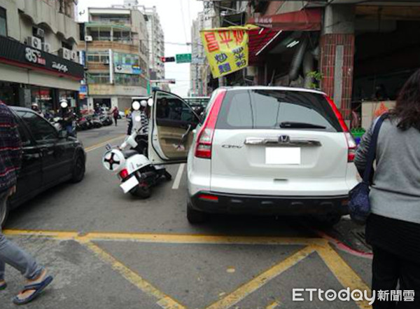 ▲台中開車門釀禍。（圖／台中市交通警察大隊提供）