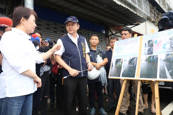 ▲盧秀燕視察太平區鵬儀路雨水下水道工程。（圖／記者鄧木卿攝）