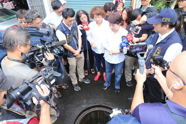 ▲盧秀燕視察太平區鵬儀路雨水下水道工程。（圖／記者鄧木卿攝）