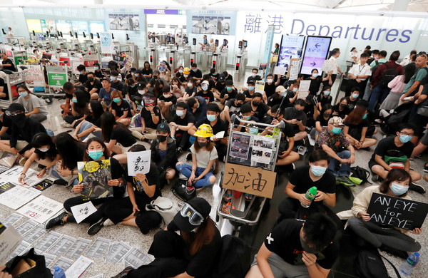 ▲▼示威者湧入香港機場，人數持續增加。（圖／路透）