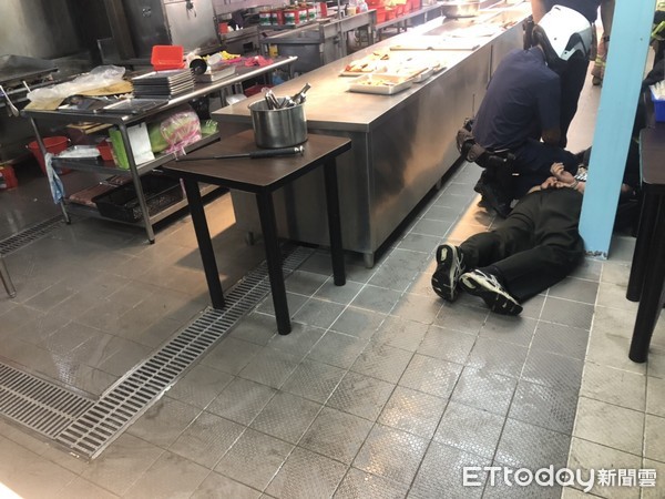 ▲▼毛姓前員工意圖持汽油燒店，警方及時趕到壓制逮捕            。（圖／記者陳以昇翻攝）