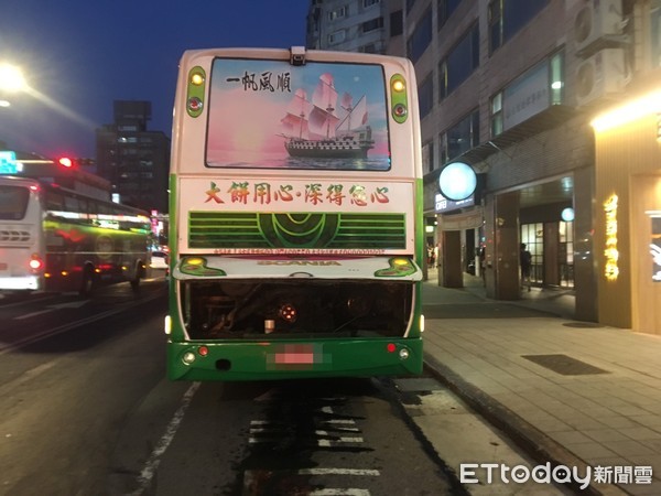 ▲▼南京東路遊覽車「漏油」。（圖／記者孫于珊攝）