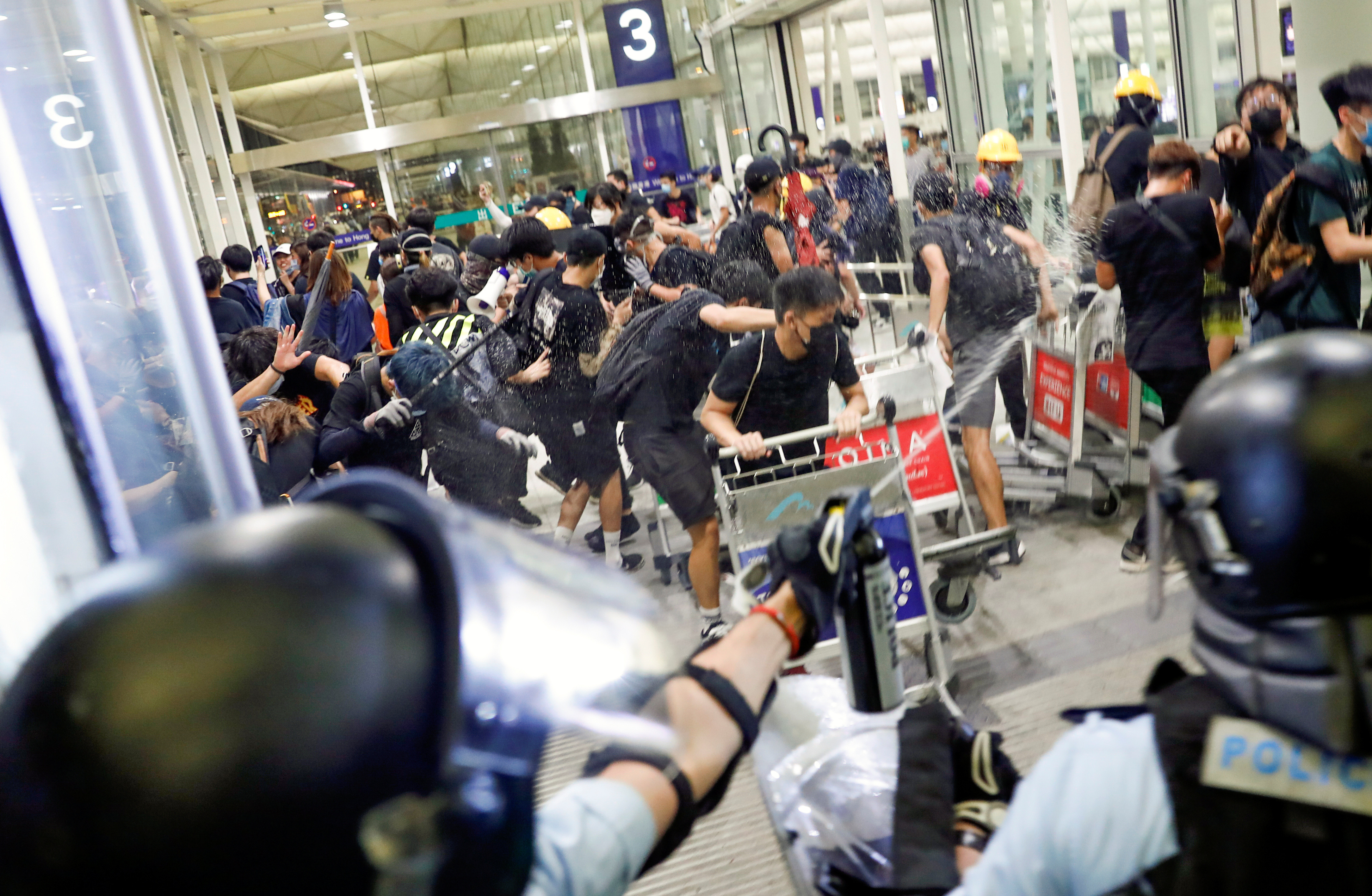 ▲▼0813香港機場衝突。（圖／路透社）