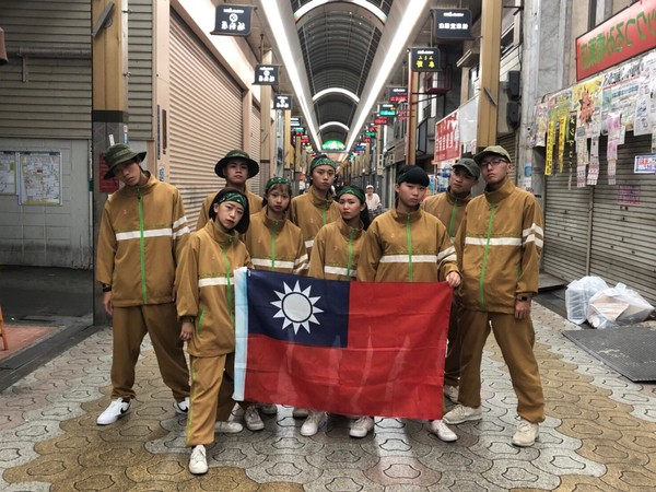 ▲▼「南強工商」街舞團攻日！揹國旗爭「最強中學生」獎盃。（圖／中華民國街舞運動推廣協會提供）