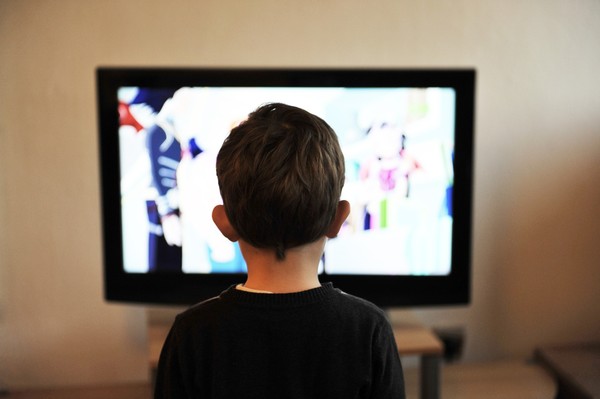 ▲小孩,電視,男孩,。（圖／取自免費圖庫Pixabay）