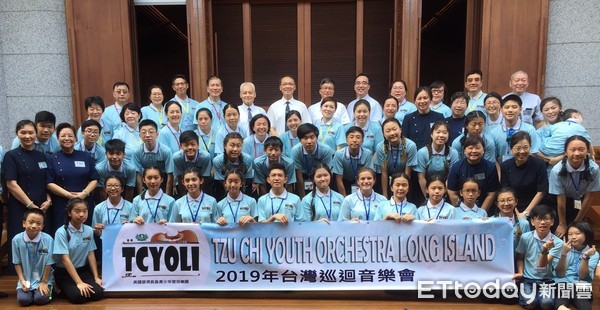 ▲▼2019年8月14日20多位大部份是旅居美國紐約長島的華裔青少年所組成的青少年管弦樂團演奏，在花蓮靜思精舍演奏。（圖／慈濟基金會提供）
