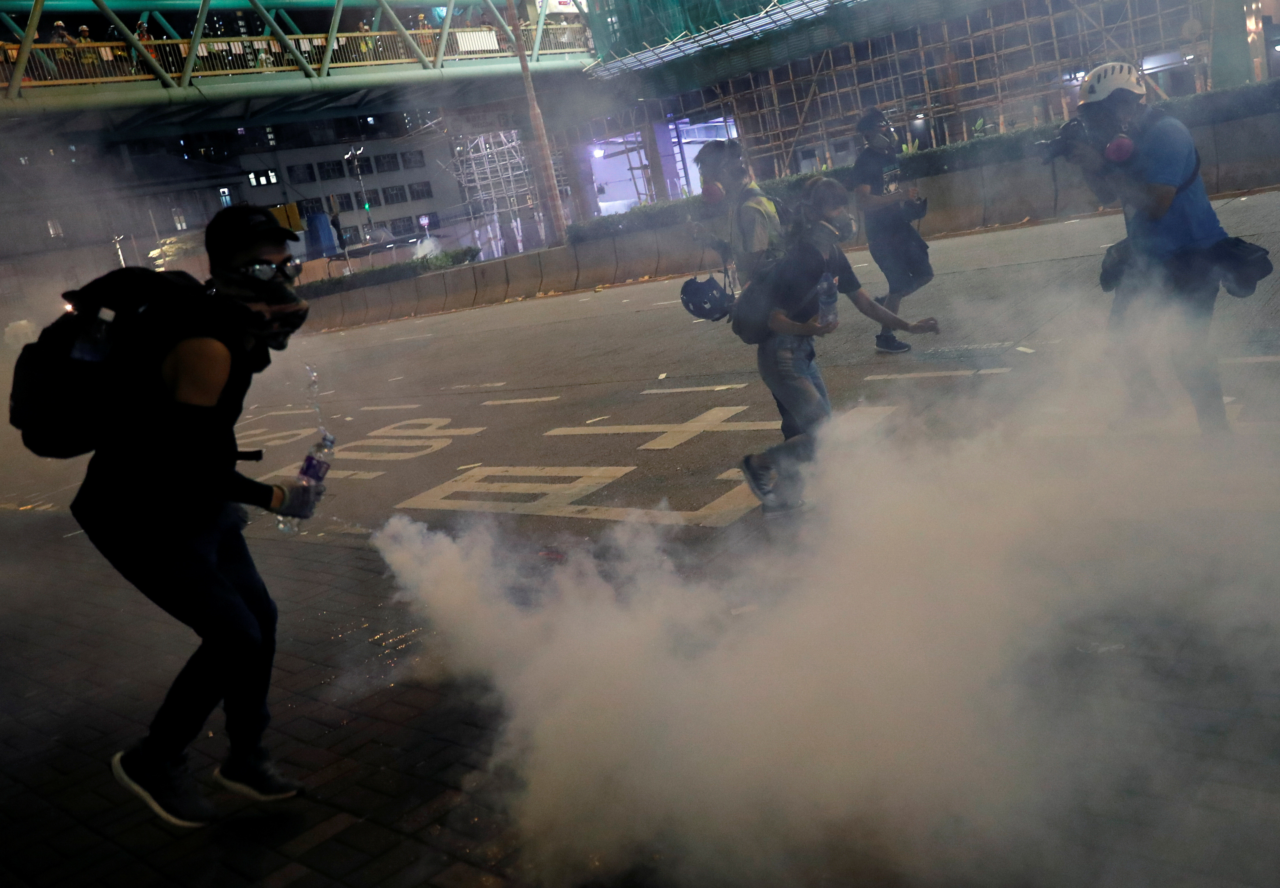 ▲▼香港警方深水埗推進，無人街射多枚催淚彈。（圖／路透）