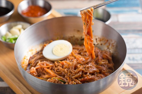 韓國人會用不鏽鋼扁筷撕開大塊的海鮮、肉類料理或泡菜，還是有它的實用性。