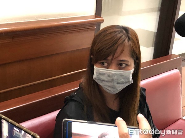 ▲女童的奶奶親自出庭聆聽宣判，她說「人在做、天在看」，她相信法官會秉持法律專業，還給她們公道。（圖／記者林悅翻攝，下同）