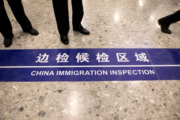 ▲▼從香港進入中國大陸的遊客被要求檢查手機相簿。（圖／CFP）