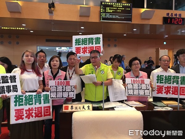 ▲藍綠議員為了台灣燈會墊付案吵翻天。（圖／記者鄧木卿攝）
