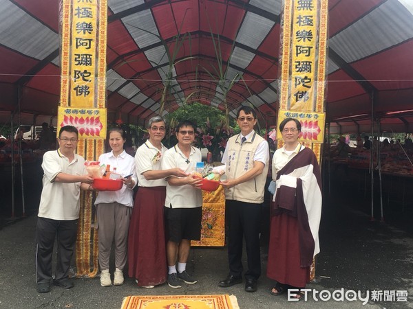 ▲台南市左鎮噶瑪噶居寺三壇報恩超薦法會圓滿，普渡民生物資供品則全數捐贈給左鎮弱勢家庭。（圖／記者林悅翻攝）