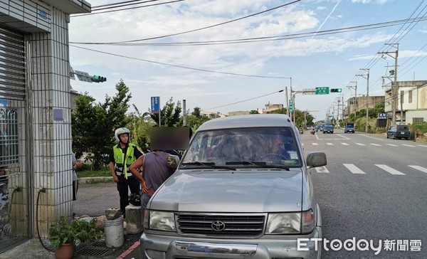 ▲楊梅警方取締一輛貨車違規超載，意外查獲酒駕情侶檔通緝犯。（圖／記者沈繼昌翻攝）  