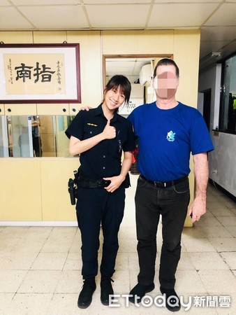 ▲文山一警分局指南所正妹女警機警幫澳洲旅客巡迴遺失手機。（圖／記者張君豪翻攝）