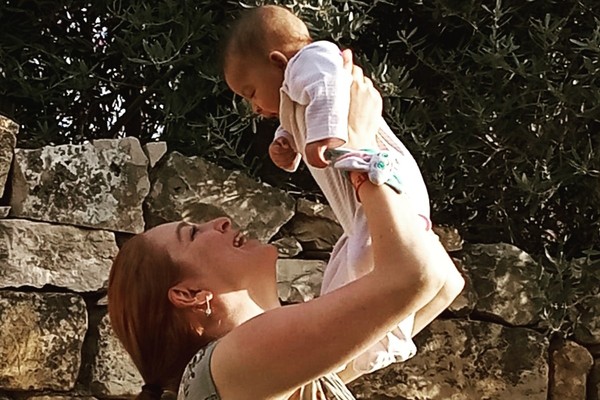 ▲▼約瑟芬吉蘭（Josephine Gillan）指控8個月大的女兒遭到以色列政府綁架。（圖／翻攝自推特、劇照）