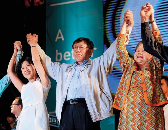 2014年勝選之夜。當時，柯文哲以白色力量為號召，投入台北市長選戰，結果一戰成名，政治路上，獲得廣大柯粉支持。（東方IC）