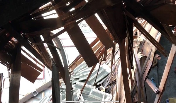▲鹿港一棟民宅不堪連夜豪大雨侵襲屋頂倒塌。（圖／記者唐詠絮翻攝）
