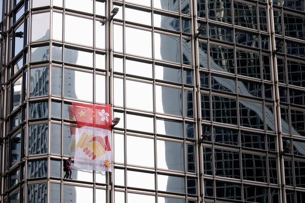 ▲法國蜘蛛人徒手攀爬香港長江集團中心。（圖／路透社）