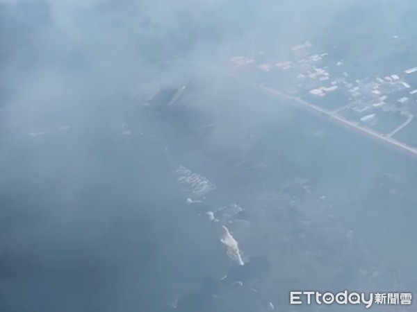 ▲▼花蓮空勤派遣直升機執行2架載水加入滅火，只見綠島上空濃煙密布情況相當危急。（圖／記者王兆麟翻攝，下同）