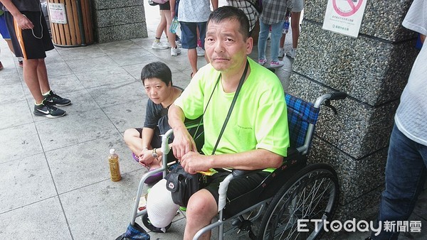 ▲ 基隆輪椅男腳截肢在公車站行乞 被惡男當街搶40元逃逸。（圖／記者郭世賢翻攝）