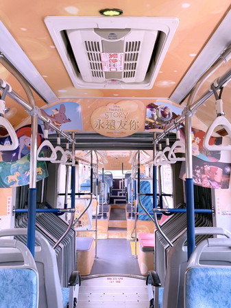 ▲台中市與迪士尼合作打造彩繪動畫公車。（圖／台中市政府提供）