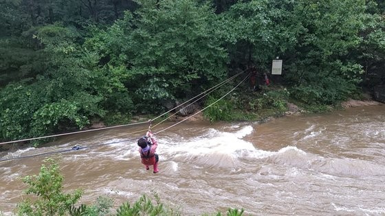 ▲▼柯羅莎颱風帶來暴雨，南韓江原道高城郡土城面元岩里居民因溪水暴漲受困。（圖／江原道消防本部）