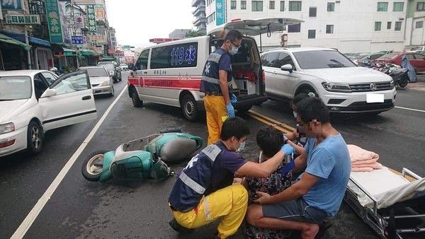 ▲▼ 汽車駕駛下車未注意到後方機車且無二段式開門，導致王姓女騎士與其發生擦撞。（圖／記者翁伊森翻攝）