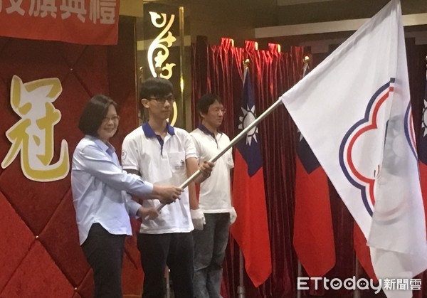 ▲蔡英文總統出席第45屆國際技能競賽，為台灣代表團授旗。（圖／記者沈繼昌攝）  