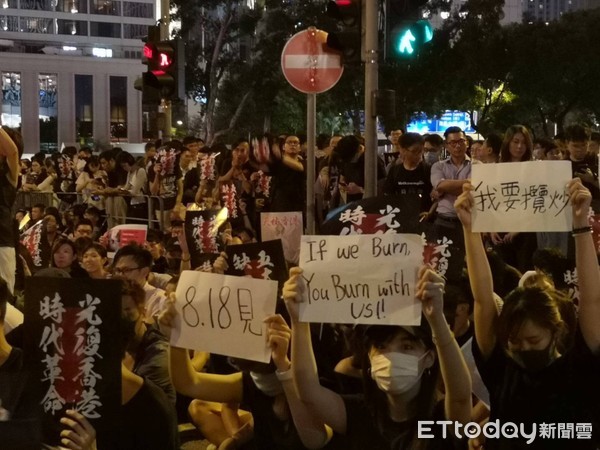 ▲香港大學生目前現場聚集破萬群眾，高喊「光復香港、時代革命」。（圖／記者黃彥傑攝）