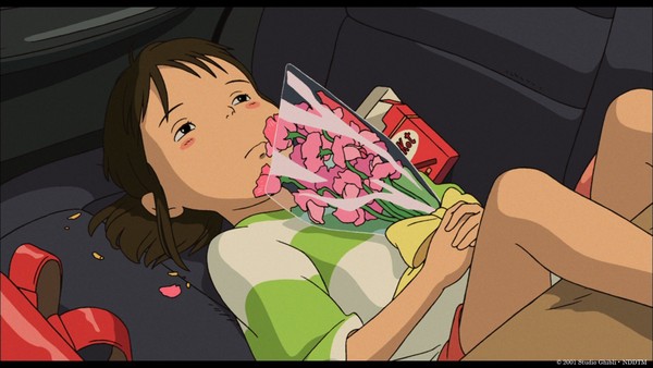 千尋在片中跟著爸媽搬家，躺在車子後座時，雙手緊握著粉色花束。原來花的名字是「香碗豆」，花語是「離家」、「分離」、「溫柔的回憶」等，對於整個故事充滿預言性。