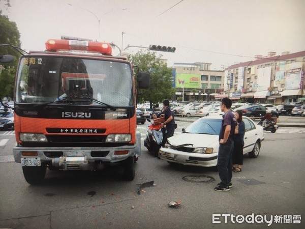 ▲▼小客車未禮讓執勤中的消防車，攔腰撞上。（圖／記者李忠憲翻攝）