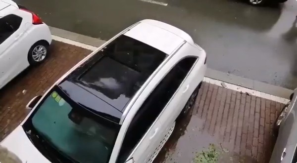 ▲▼網路瘋傳「天窗沒關水淹滿車」的影片。（圖／翻攝自Facebook／老司機）